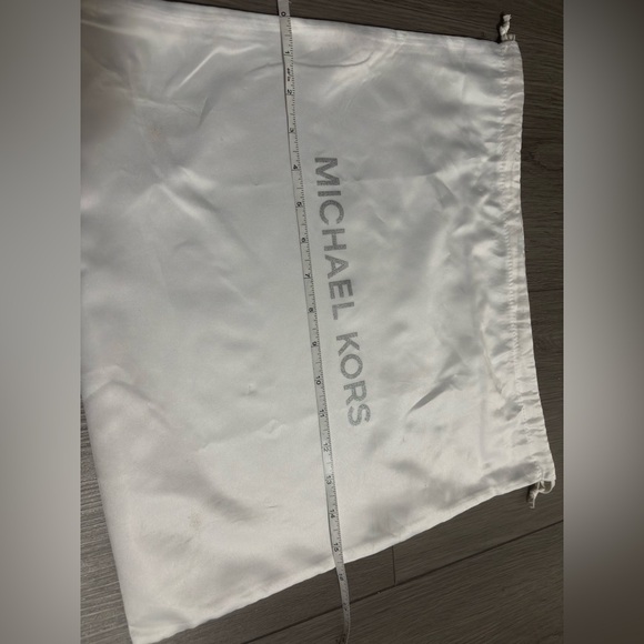 Michael Kors Silver Logo White Bag - Picture 2 of 3